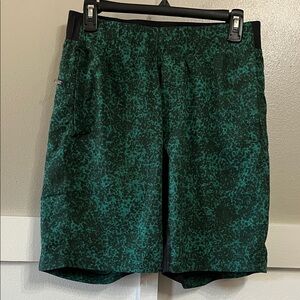 Lululemon men's Current State board shorts in a green and black pattern Sz Med